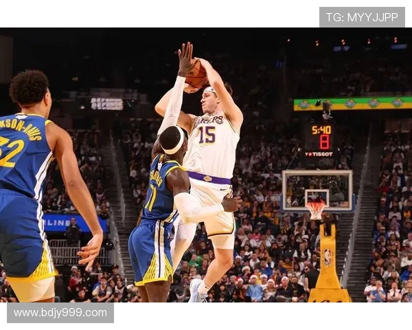 克里斯蒂精准助攻里夫斯三分球稳稳命中为球队添分